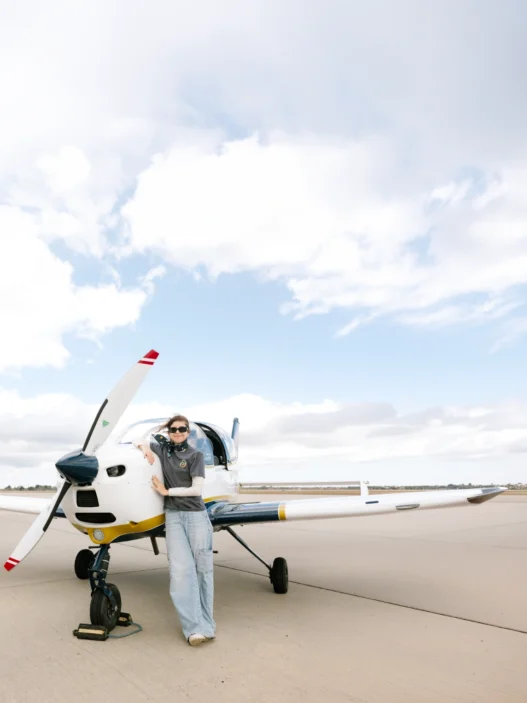 Fernanda Whitley mujer destacada en Texas liderando Flight Academy of South Texas