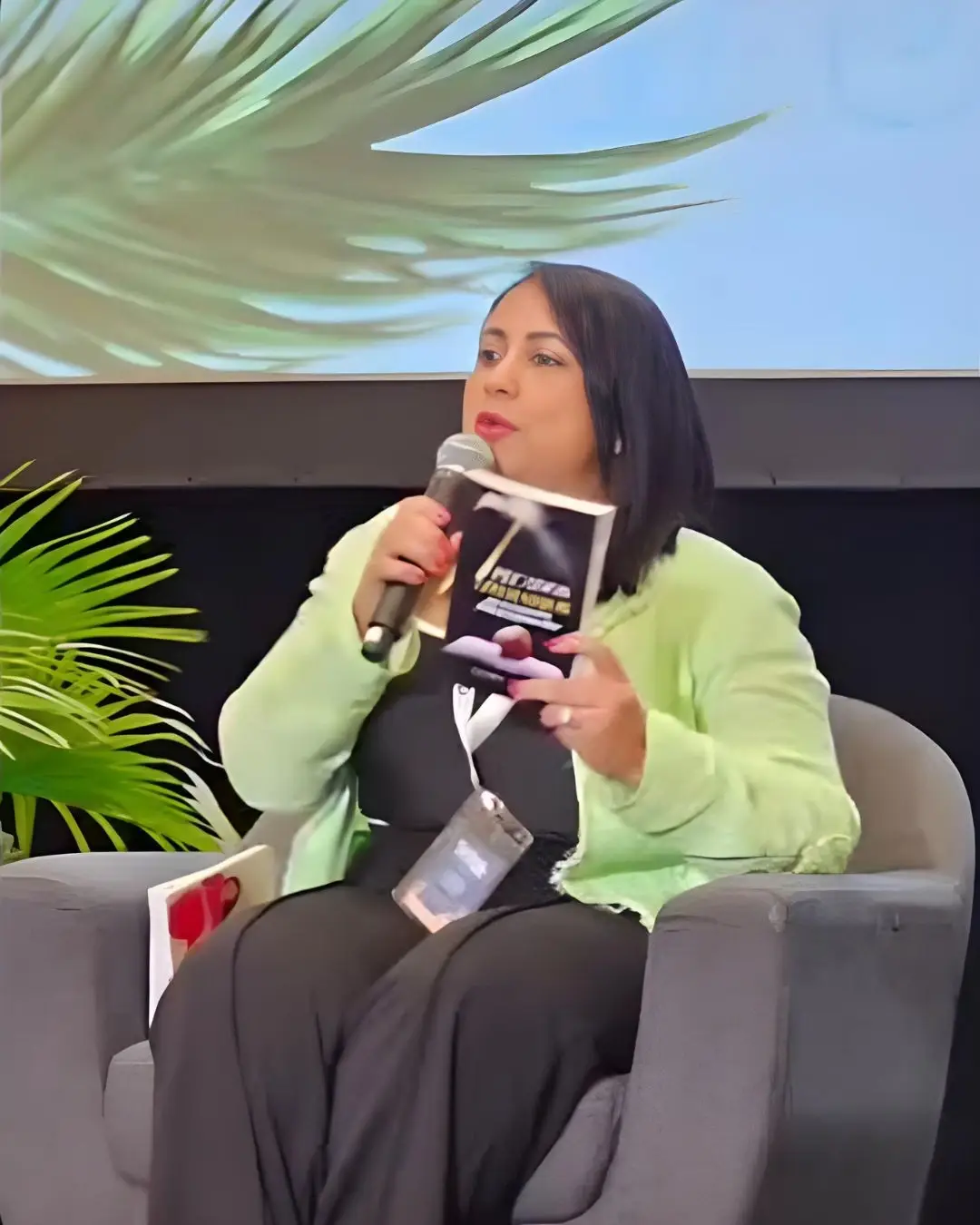 Yaniris Felipe mujer destacada en Florida escribiendo con fe propósito y transformación