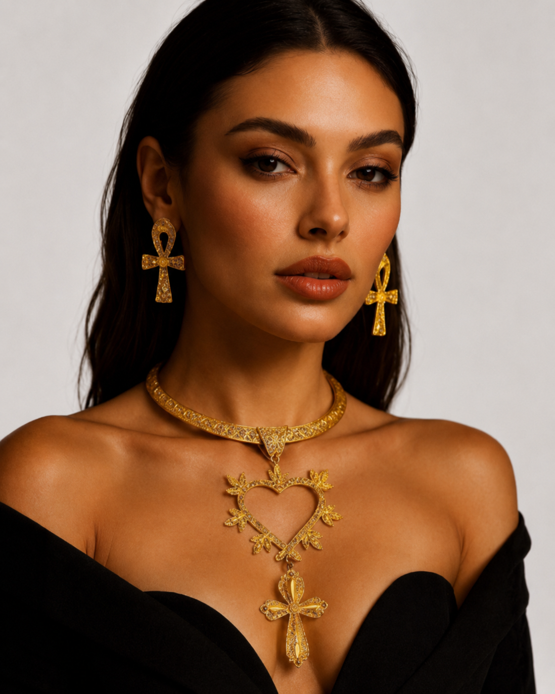 Gargantilla de corazón y cruz Ankh en oro texturizado, con pendientes a juego de inspiración egipcia.