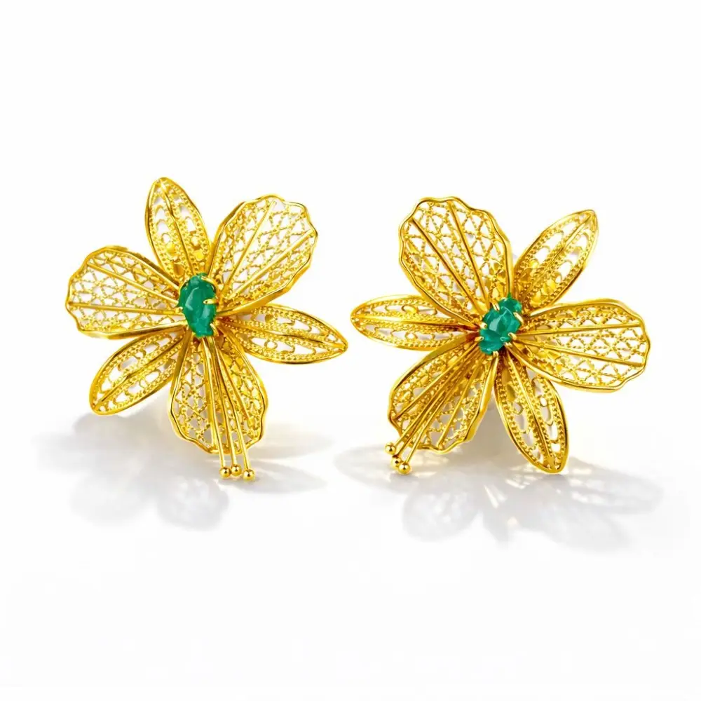 Aretes escultóricos en forma de abanicos calados