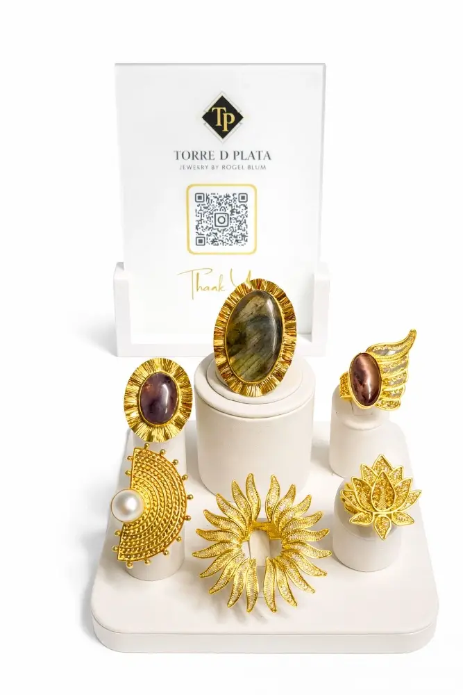 Exhibición de sortijas premium con gemas naturales y texturas estriadas exclusivas.